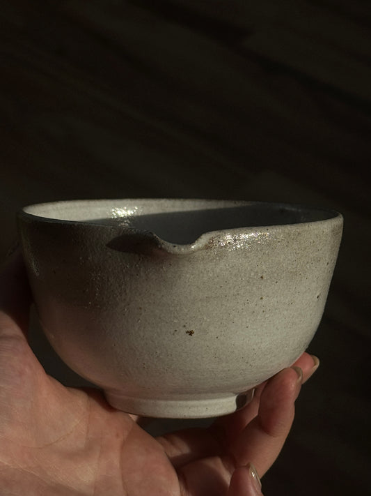 漠 CHAWAN | spouted matcha bowl set in glossy white