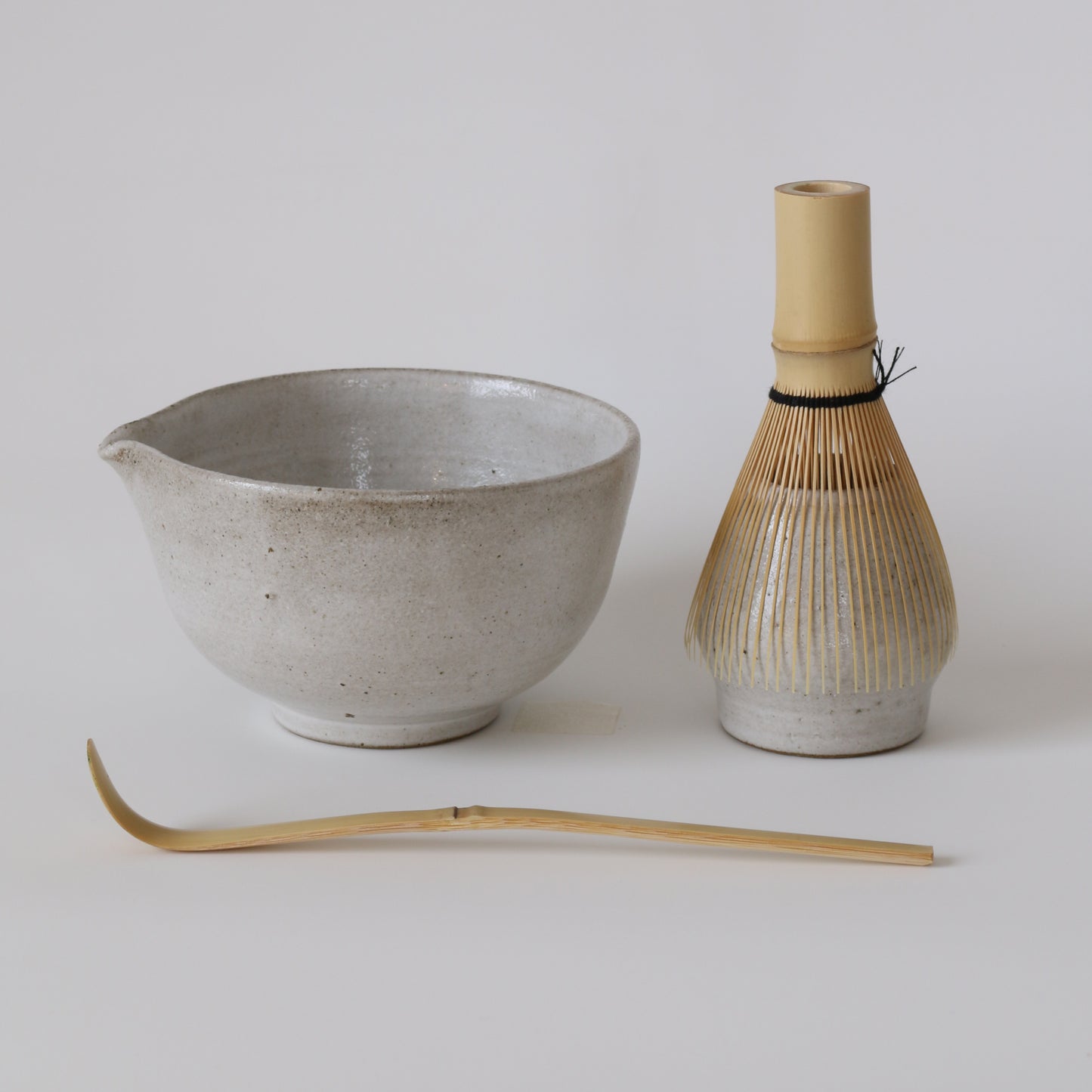 漠 CHAWAN | spouted matcha bowl set in glossy white