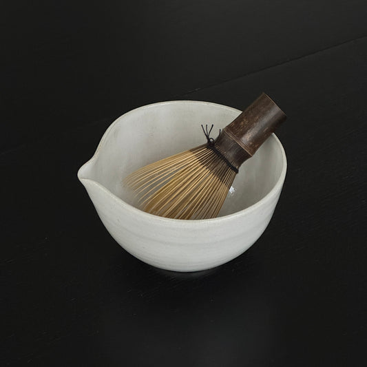 陌 CHAWAN | spouted matcha bowl in glossy white