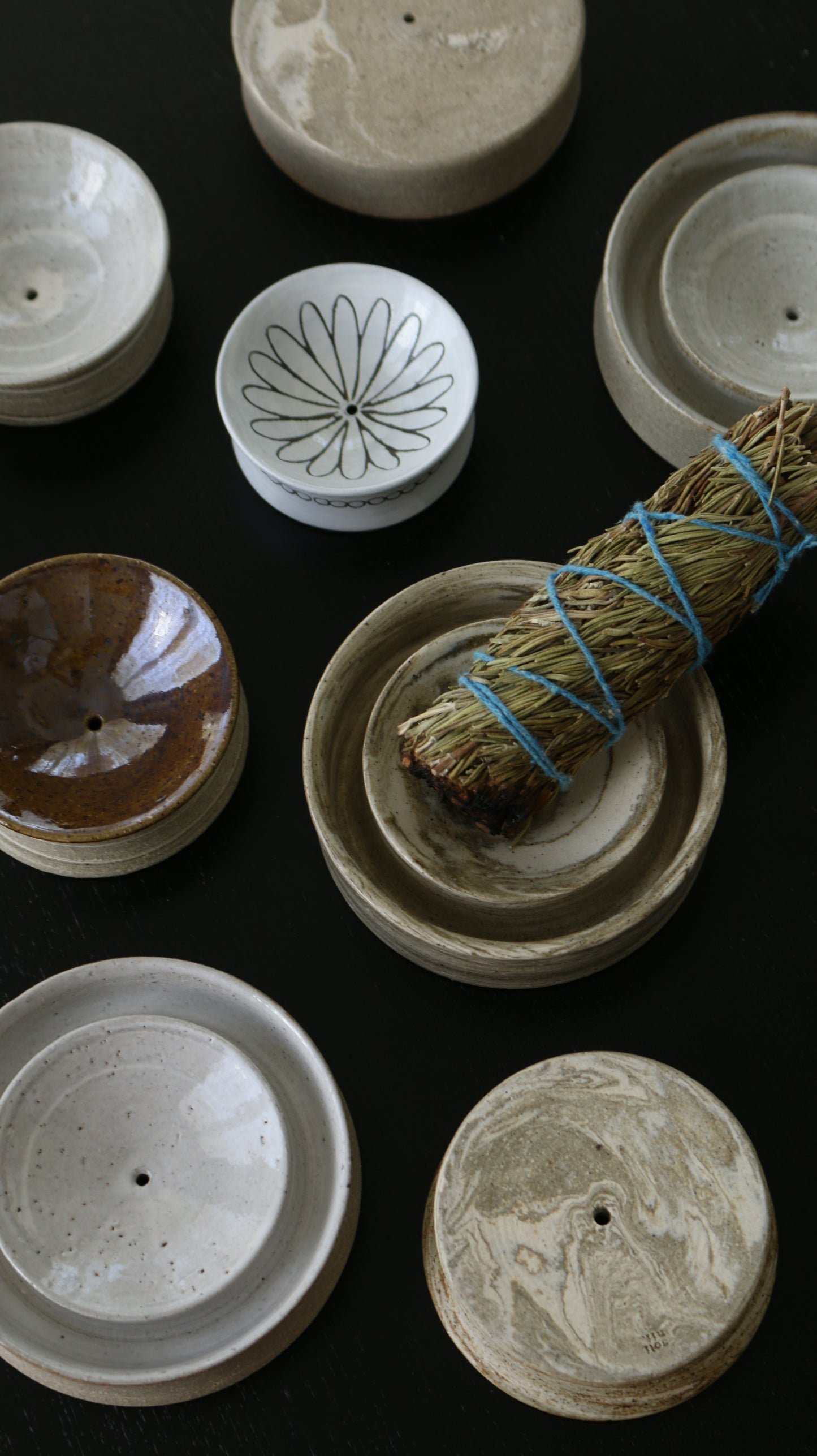 渦 INCENSE HOLDER | mono circle in bronze marble