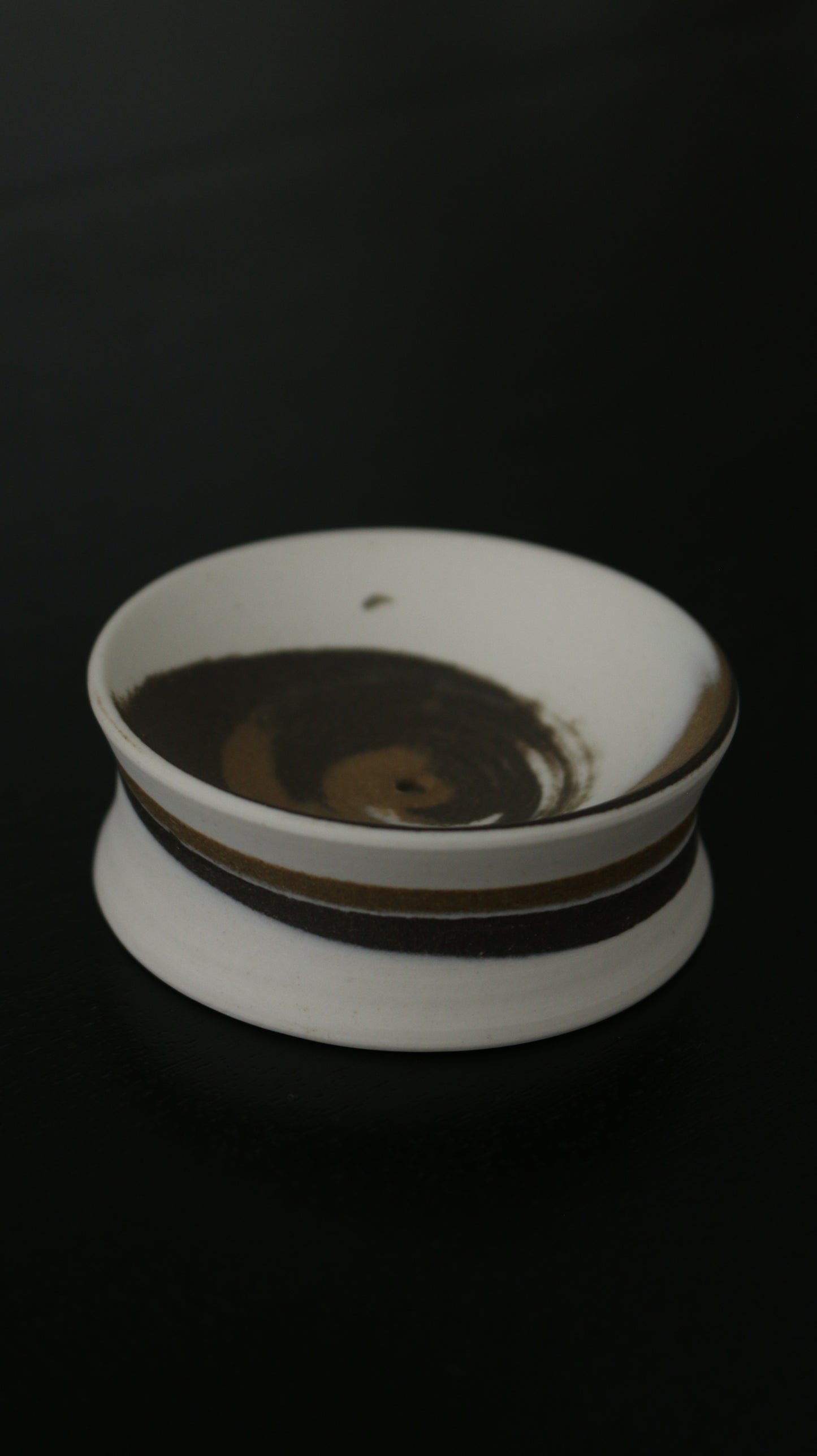 渦 INCENSE HOLDER | mono circle in tri-colour porcelain