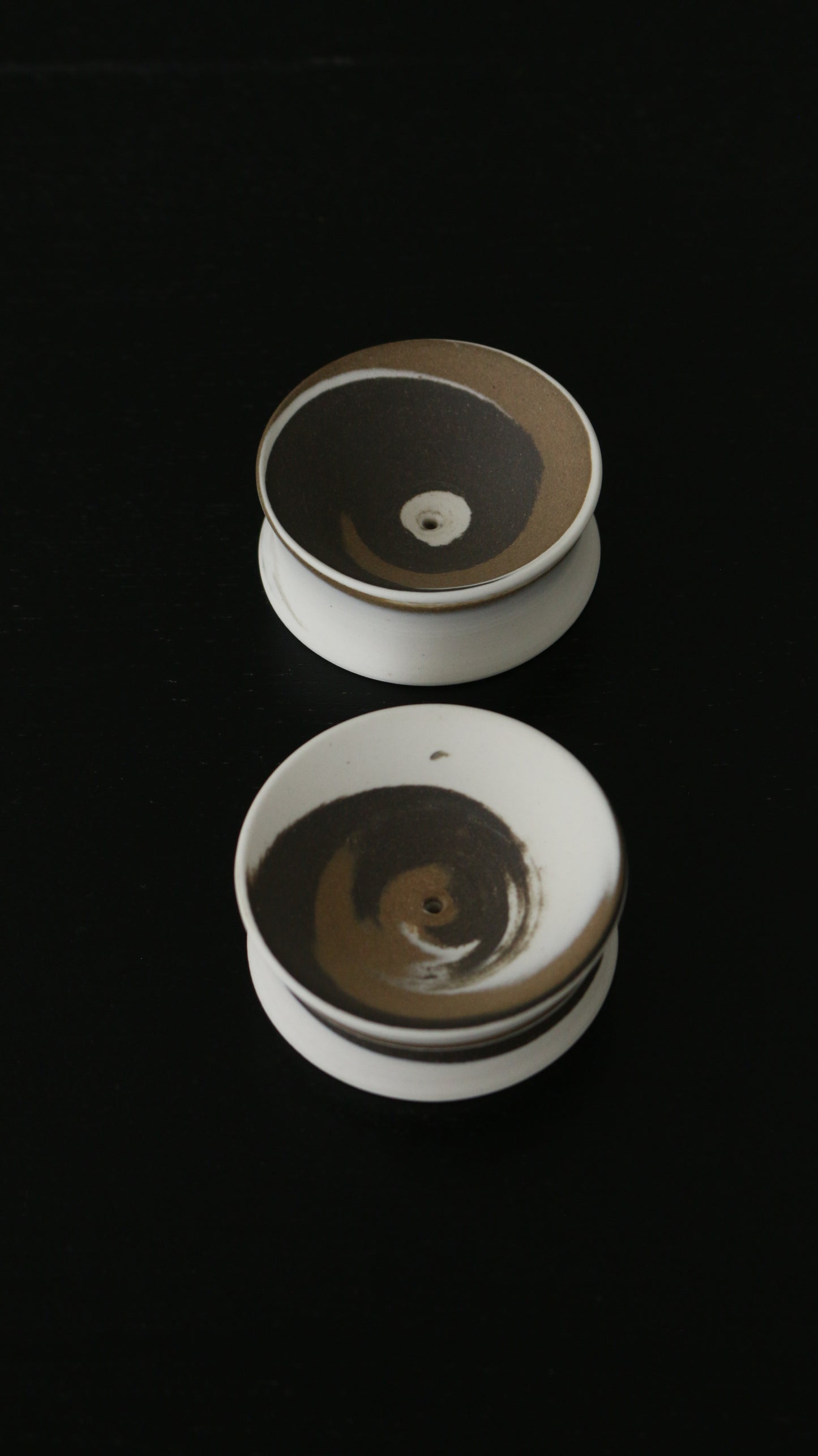 渦 INCENSE HOLDER | mono circle in tri-colour porcelain