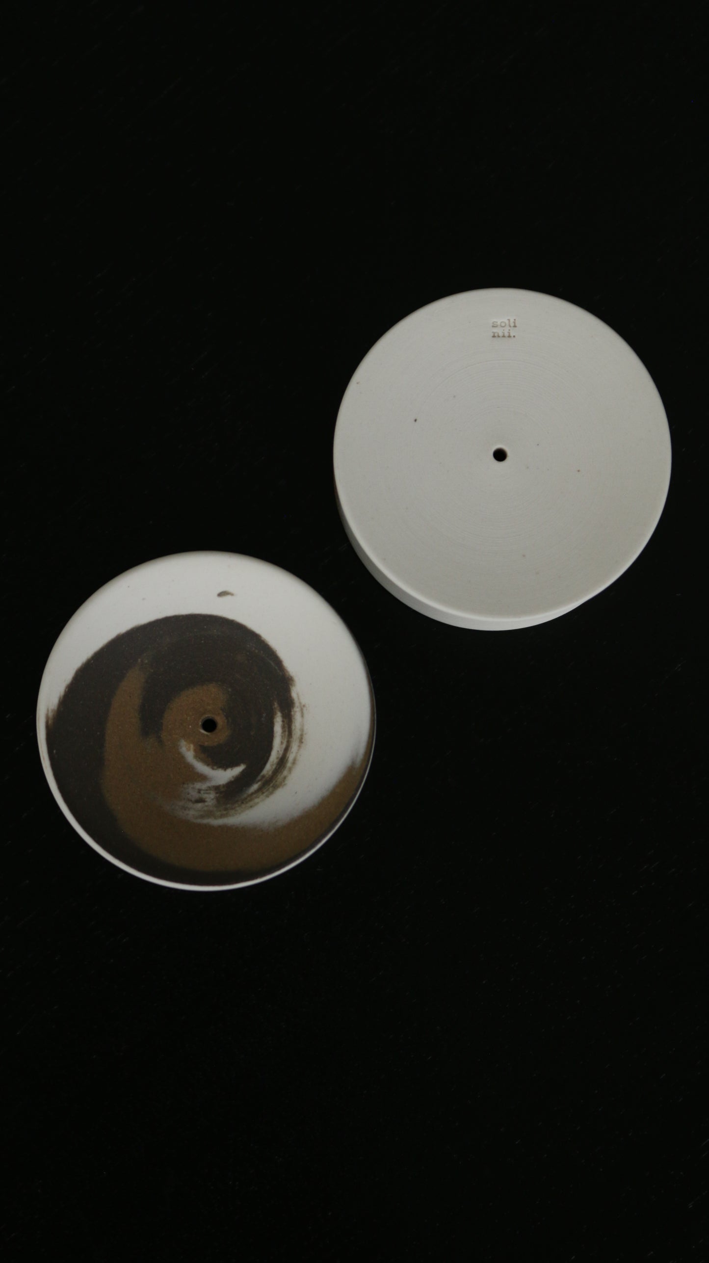 渦 INCENSE HOLDER | mono circle in tri-colour porcelain