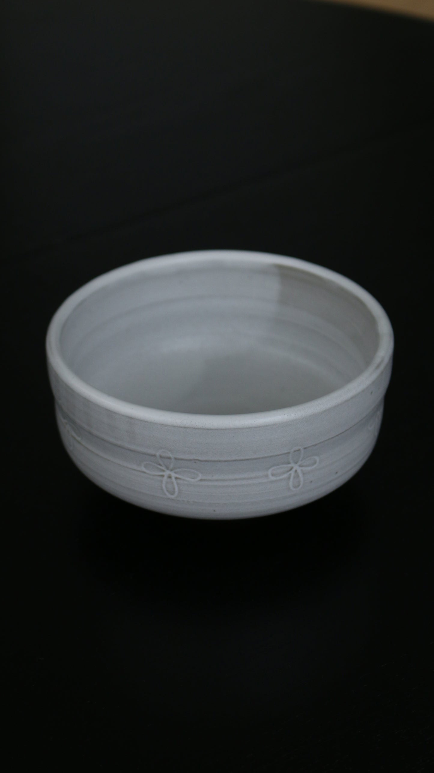 沫 CHAWAN | matcha bowl in satin white with carved pattern