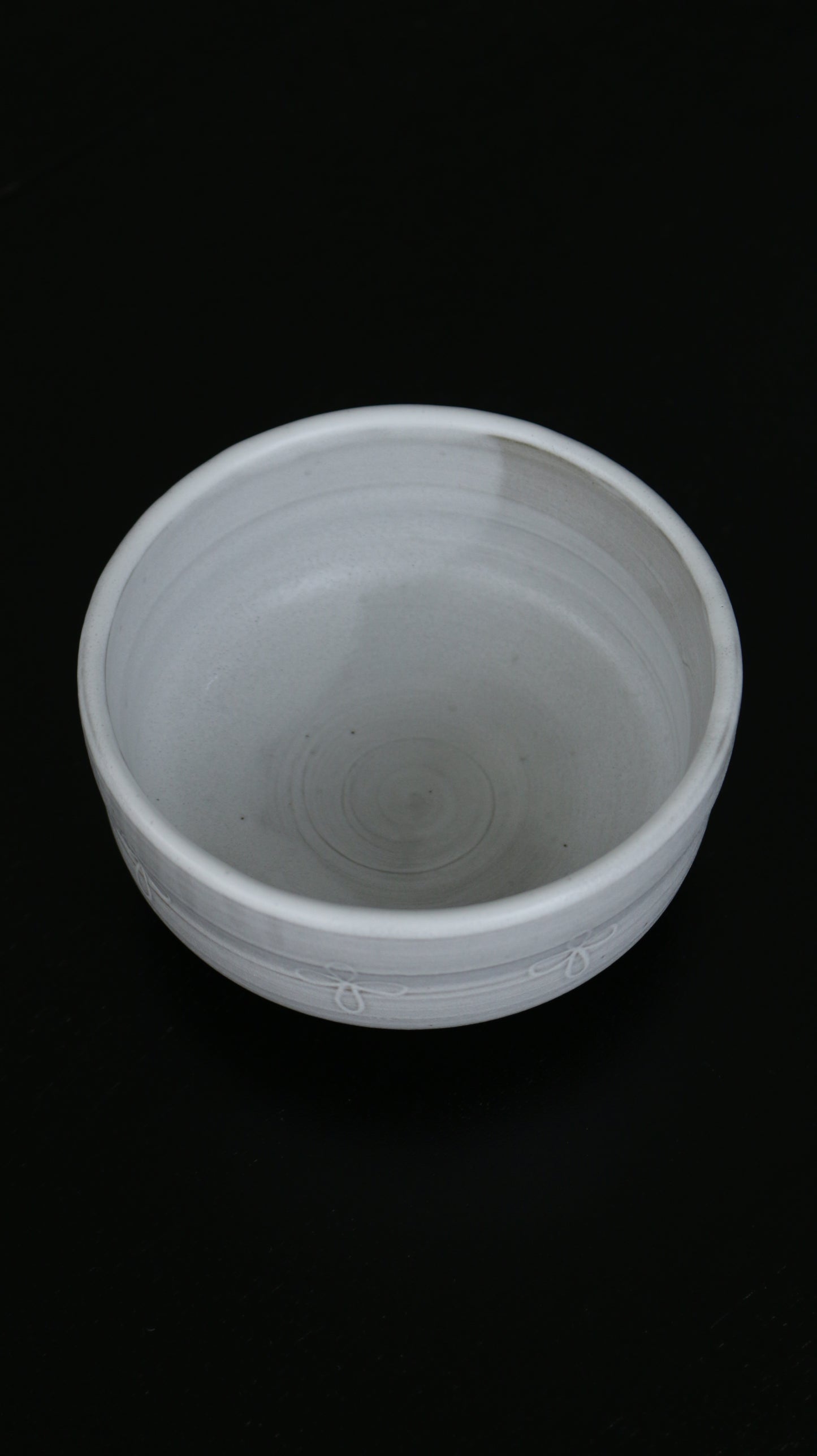 沫 CHAWAN | matcha bowl in satin white with carved pattern