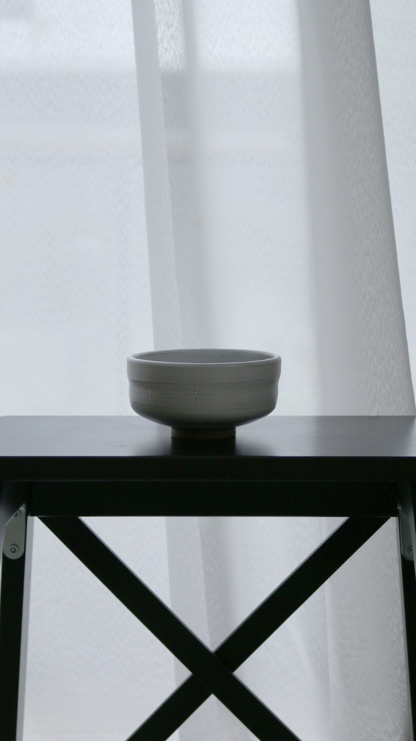 沫 CHAWAN | matcha bowl in satin white with carved pattern