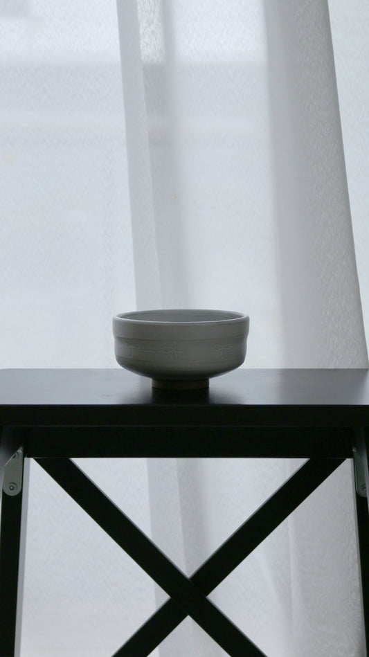 沫 CHAWAN | matcha bowl in satin white with carved pattern