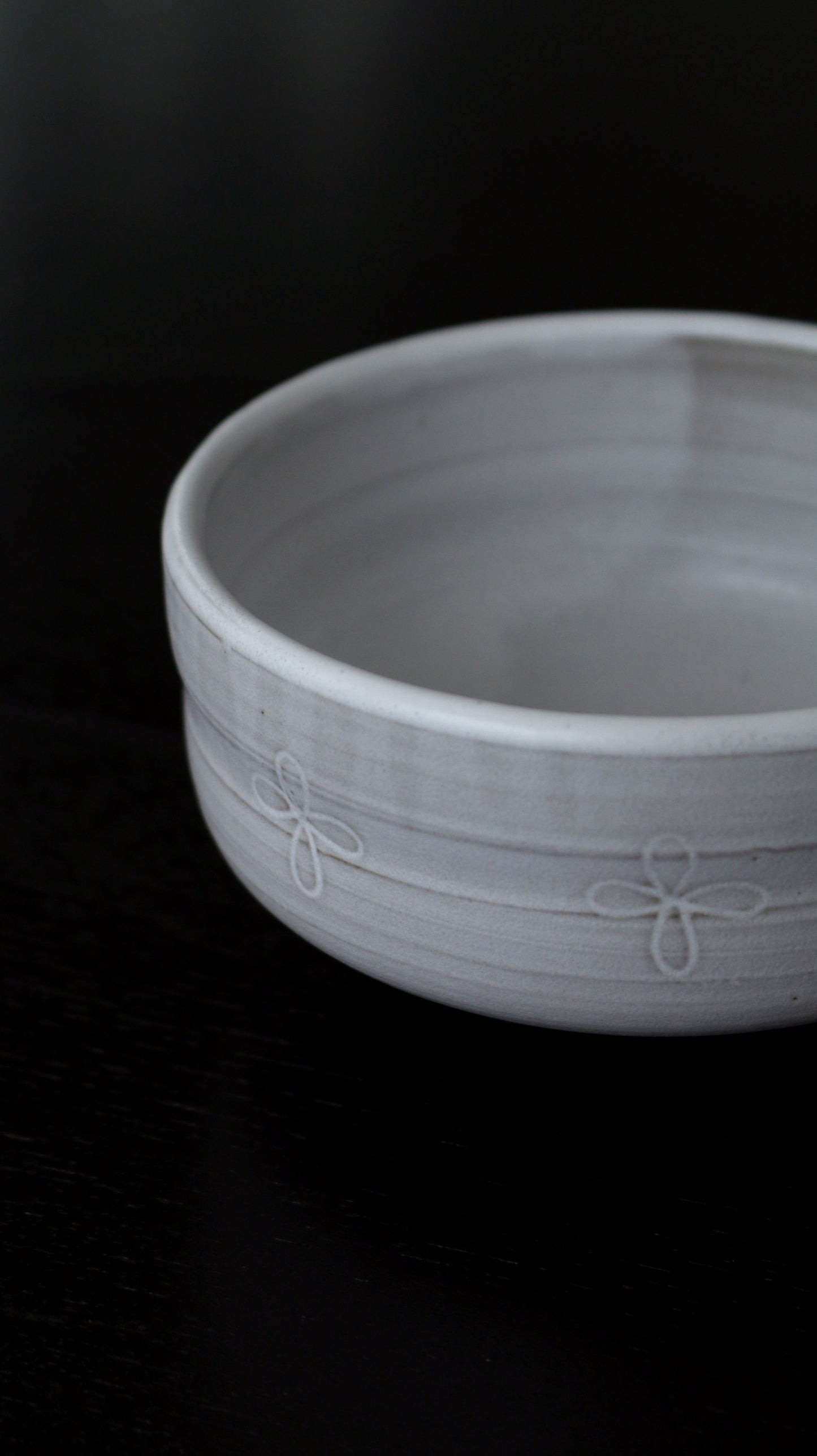 沫 CHAWAN | matcha bowl in satin white with carved pattern