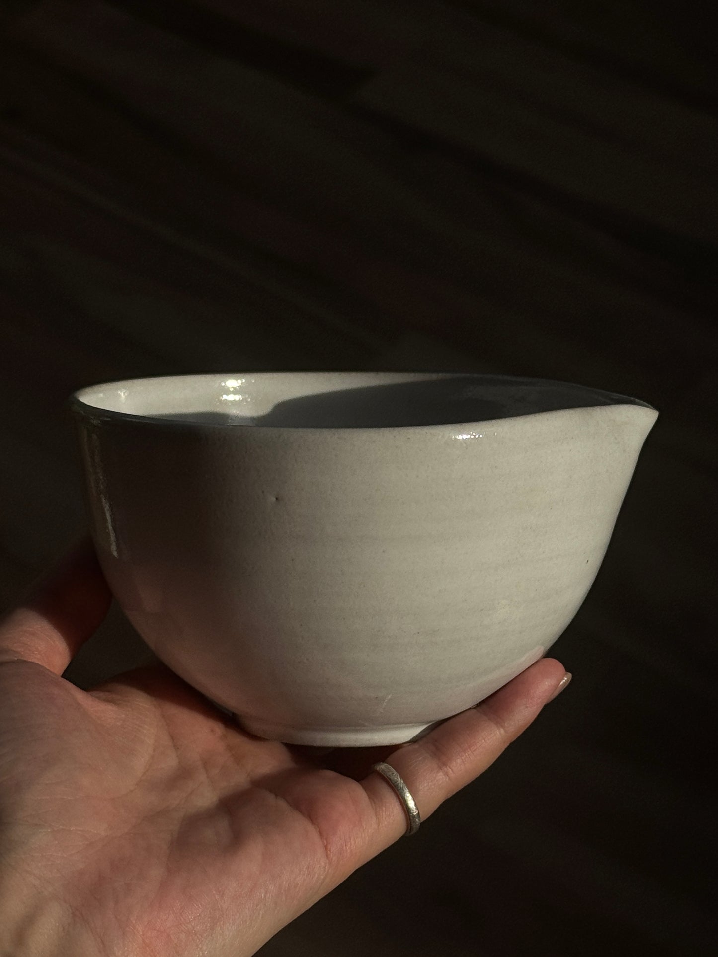 陌 CHAWAN | spouted matcha bowl in glossy white