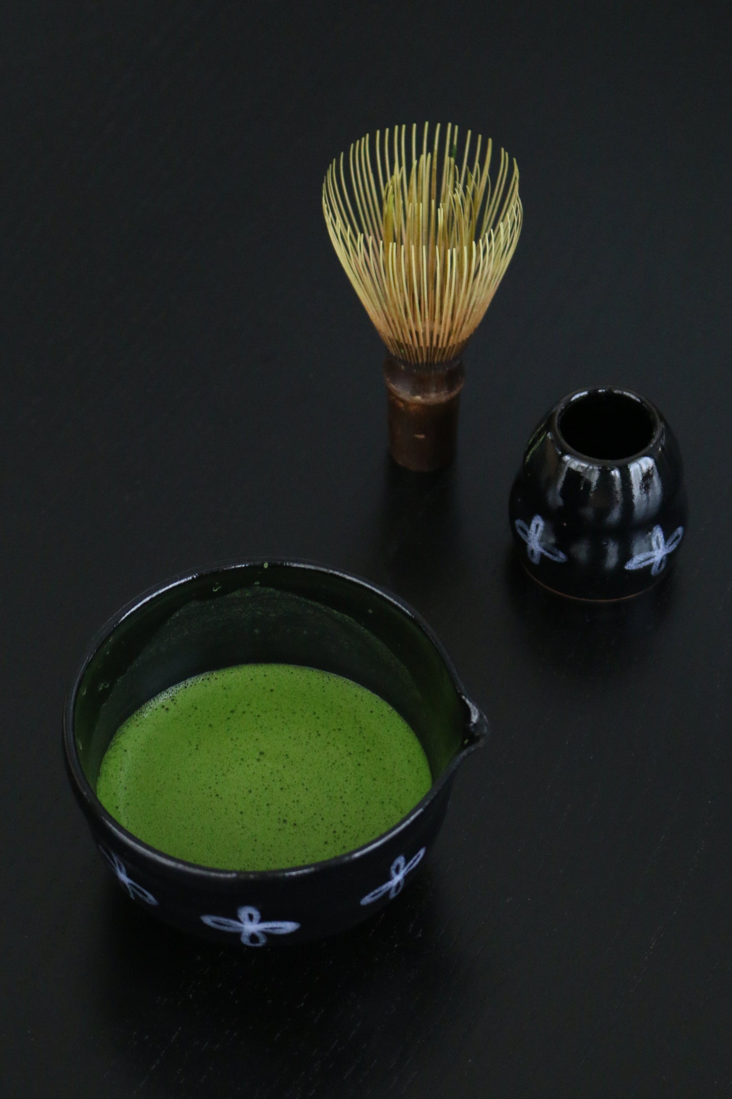 墨 CHAWAN SET | spouted matcha bowl with chasen holder set in black glaze