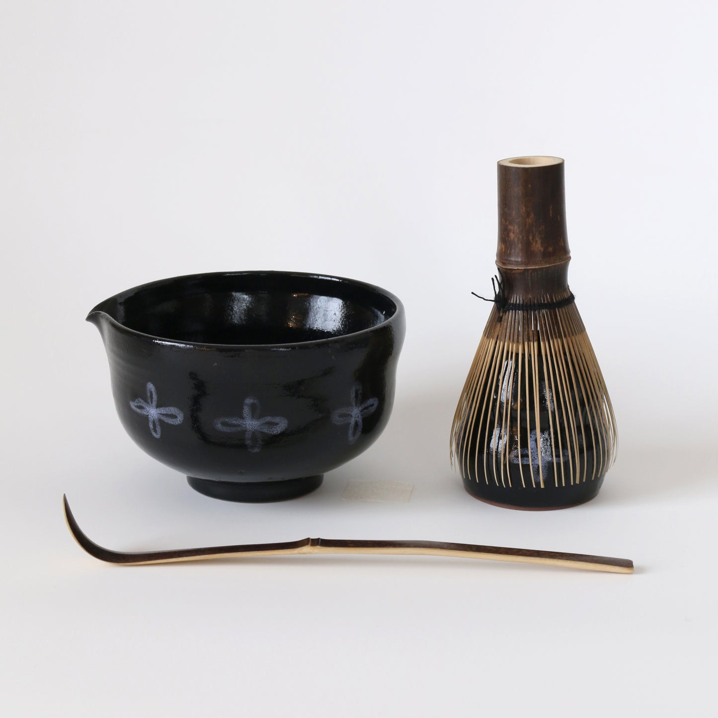墨 CHAWAN SET | spouted matcha bowl with chasen holder set in black glaze