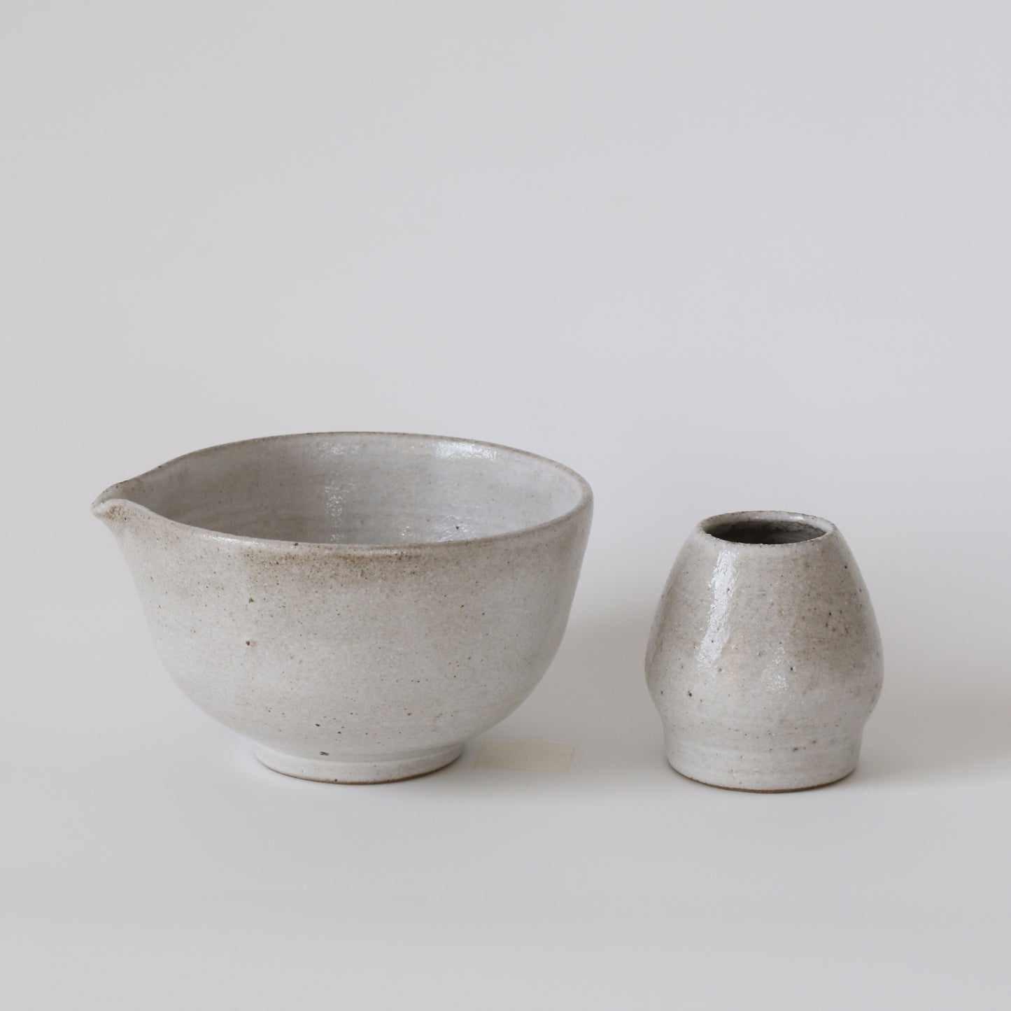 漠 CHAWAN | spouted matcha bowl set in glossy white