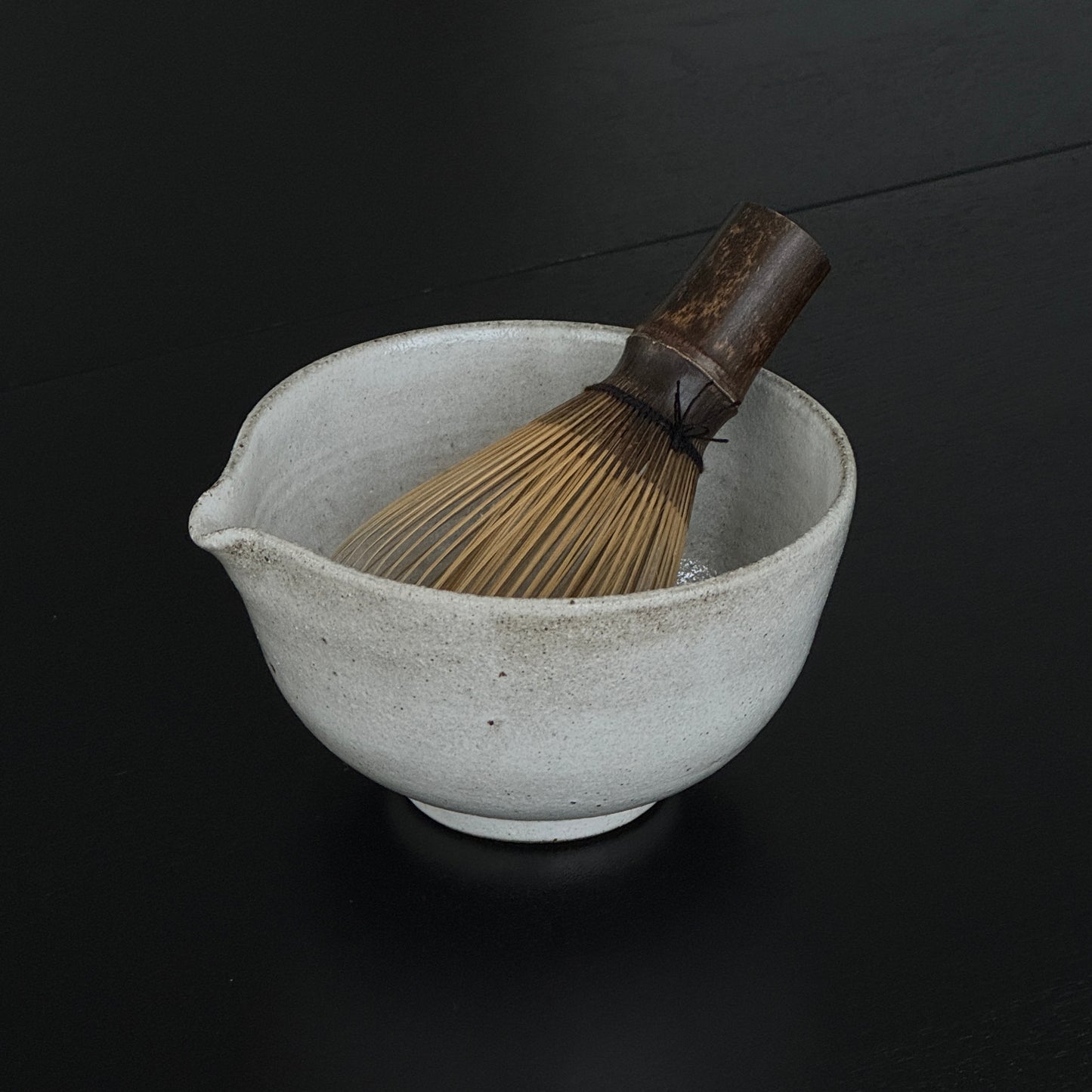 漠 CHAWAN | spouted matcha bowl set in glossy white