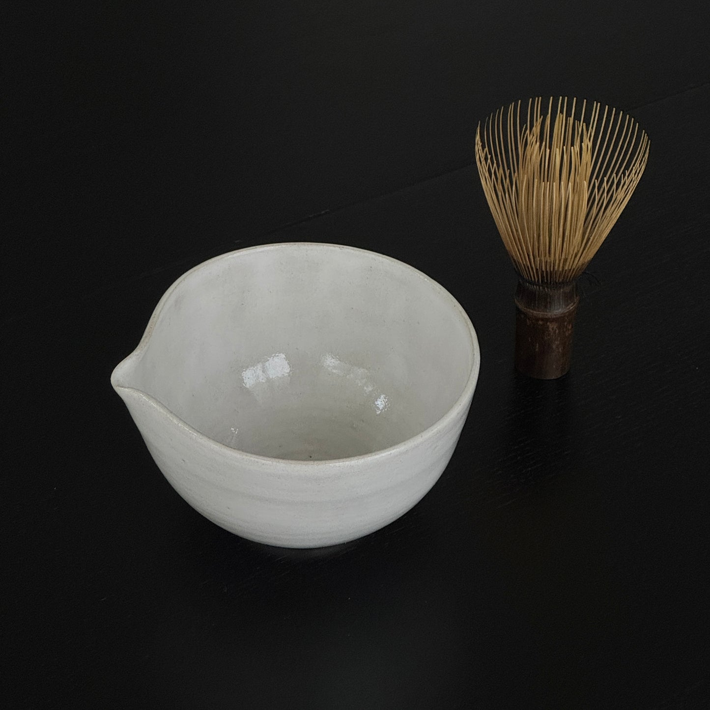 陌 CHAWAN | spouted matcha bowl in glossy white