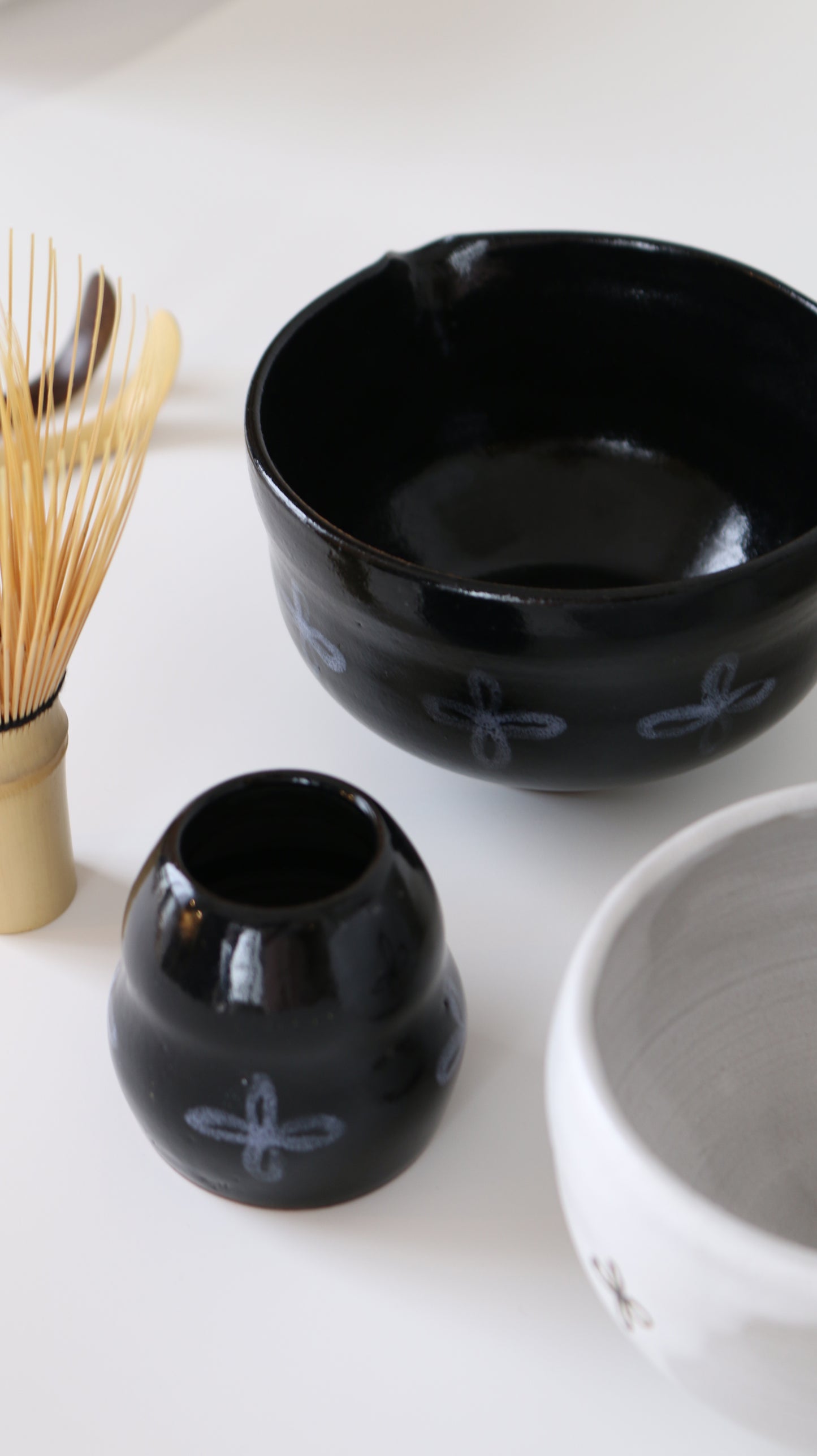 墨 CHAWAN SET | spouted matcha bowl with chasen holder set in black glaze